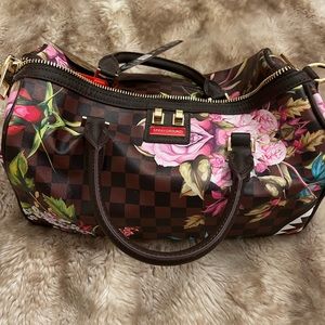 Spray ground flower tote